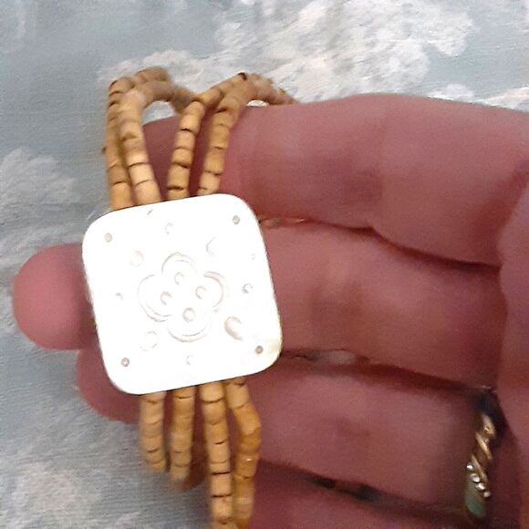 Handcrafted wooden bead stretch bracelet shell? detailing - Picture 1 of 3